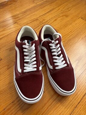 Vans Low-Top Sneakers in Burgundy/Maroon and White